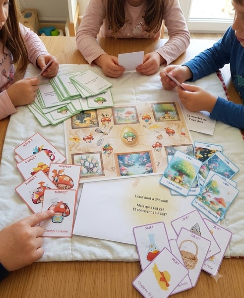 Plateau du jeu d'enquête Le Mystère de l'Œuf Doré avec pions et cartes de suspects champignons